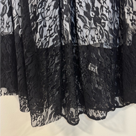Elegant Black Lace Skirt - Picture 4 of 9
